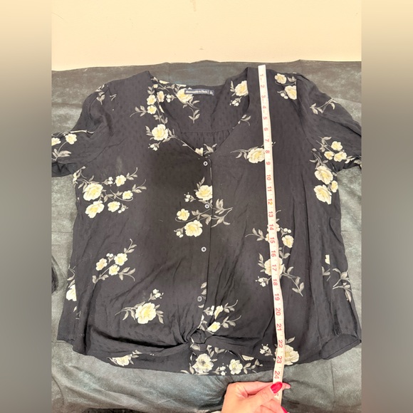 🔥Abercrombie & Fitch Black Floral Blouse Size L EUC🔥 - Picture 2 of 5